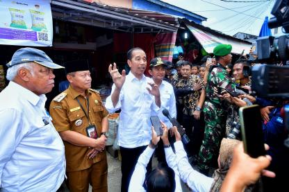 Dampingi Presiden Tinjau Pasar Kawat Tanjungbalai, Pj Gubernur Sampaikan Stok Pangan Sumut Aman dan Tercukupi